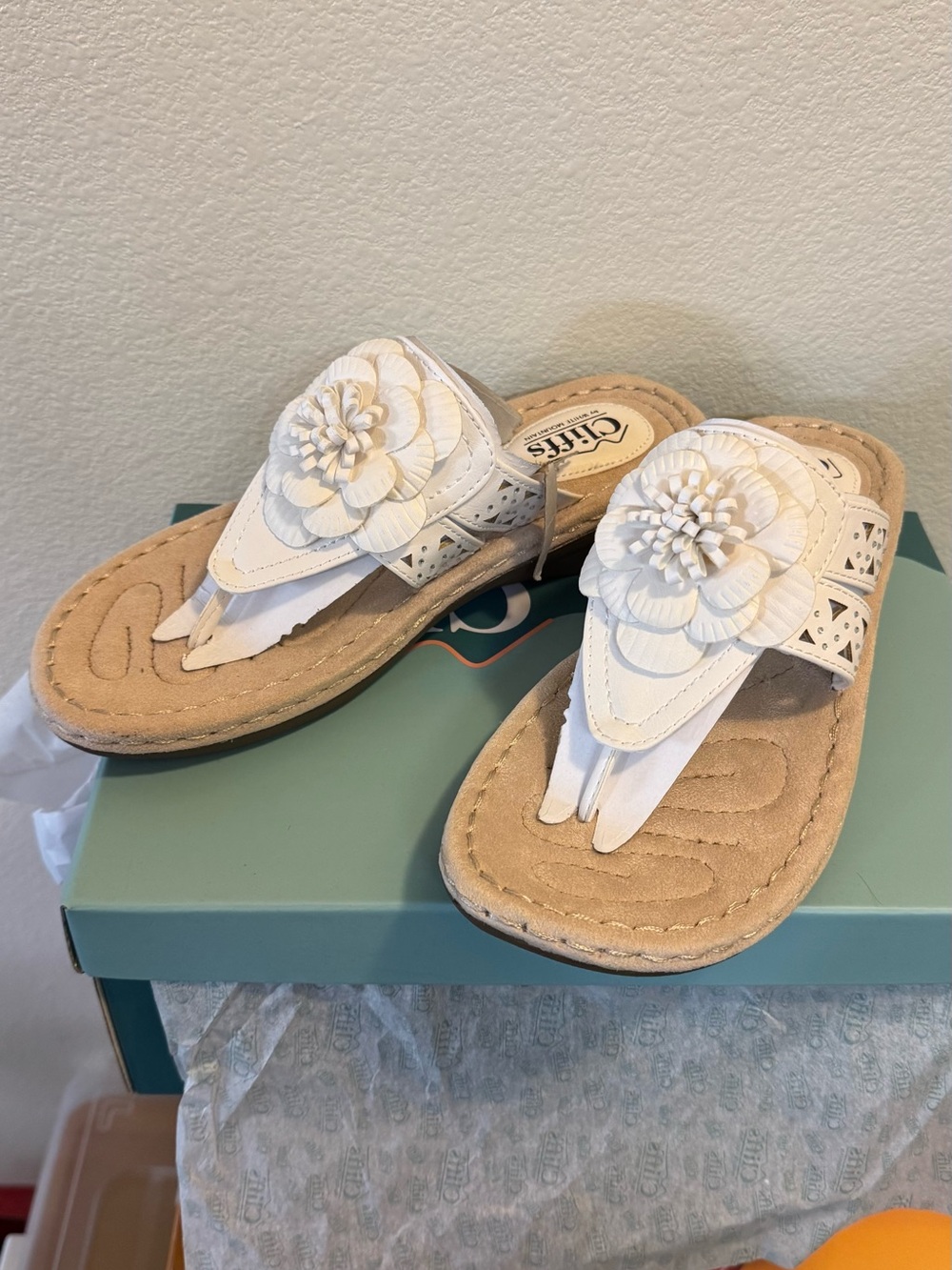 Cliffs by WHITE MOUNTAIN White Floral Thong Sandals